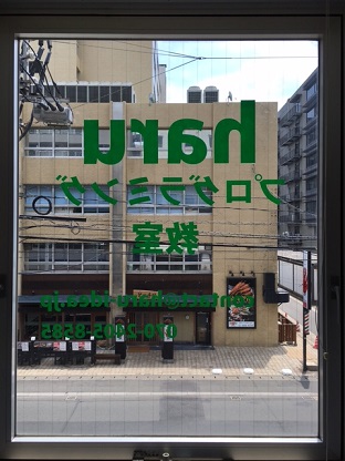 窓にステッカー